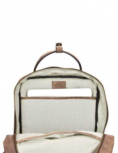 Mochila de couro marrom com detalhe interno, compartimento para notebook sobre fundo branco - MONPIEL Mochila de couro marrom com detalhe interno, compartimento para notebook sobre fundo branco - MONPIEL