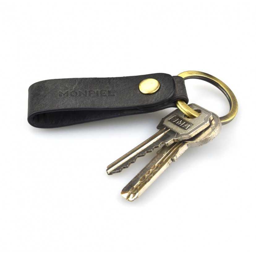 Unisex black leather keychain with key holder detail, on a white background - MONPIEL