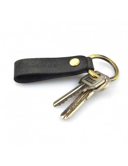 Unisex black leather keychain with key holder detail, on a white background - MONPIEL Unisex black leather keychain with key holder detail, on a white background - MONPIEL