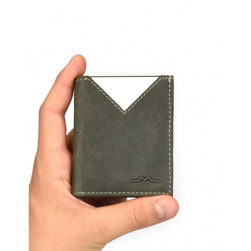 Carteira masculina de couro verde com slot para cartões, vista frontal sobre fundo branco - MONPIEL