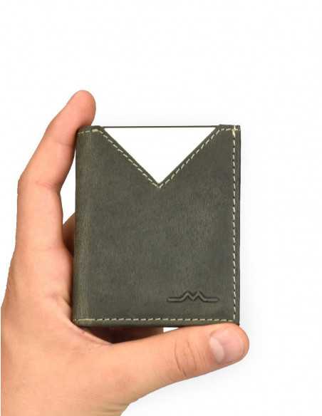 Cartera de piel verde para hombre, con ranura para tarjetas, con vista frontal sobre fondo blanco - MONPIEL