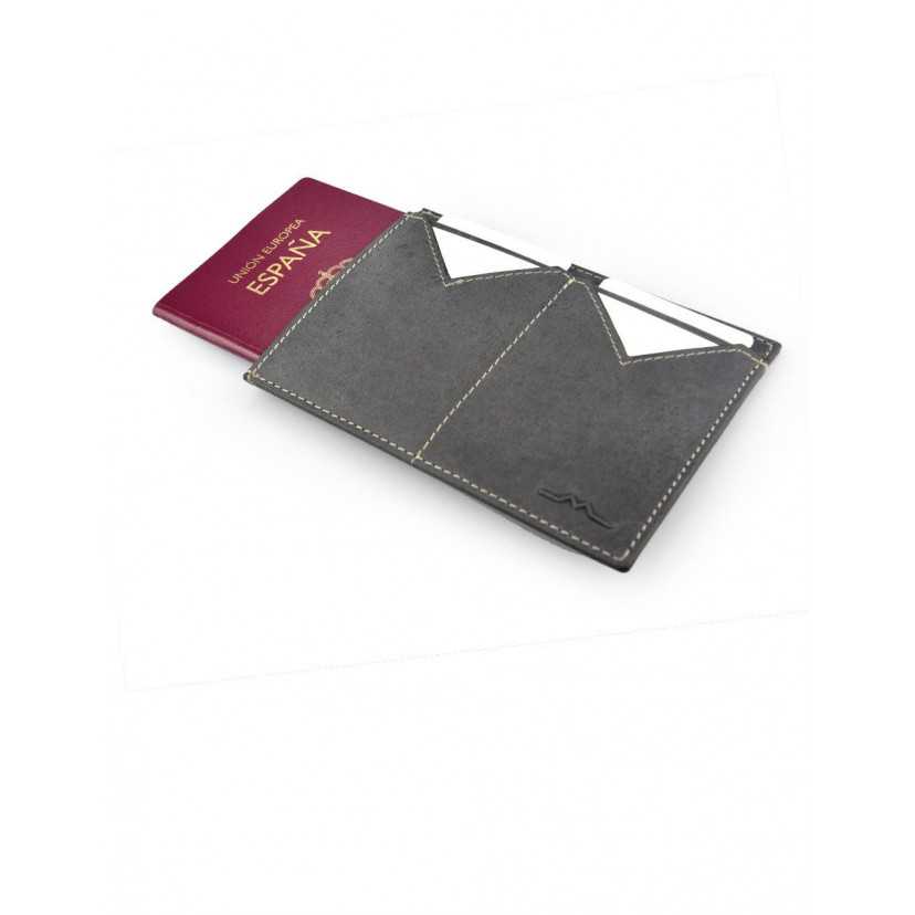 Capa de passaporte masculina em couro azul aberta com compartimentos sobre fundo branco - MONPIEL