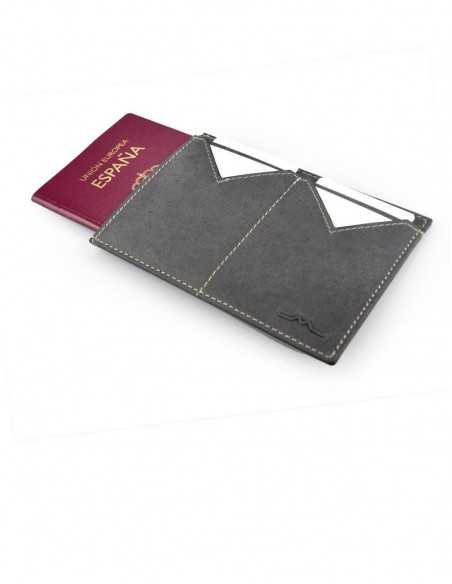 Porte-passeport pour homme en cuir bleu ouvert avec fentes sur fond blanc - MONPIEL