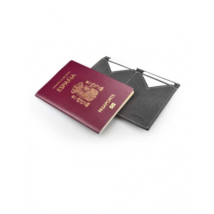 Capa de passaporte masculina em couro azul aberta com detalhe do passaporte em cima sobre fundo branco - MONPIEL