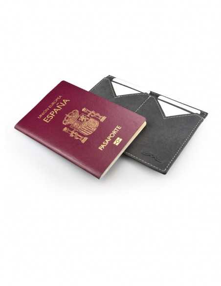 Porte-passeport pour homme en cuir bleu ouvert avec le passeport posé dessus sur fond blanc - MONPIEL