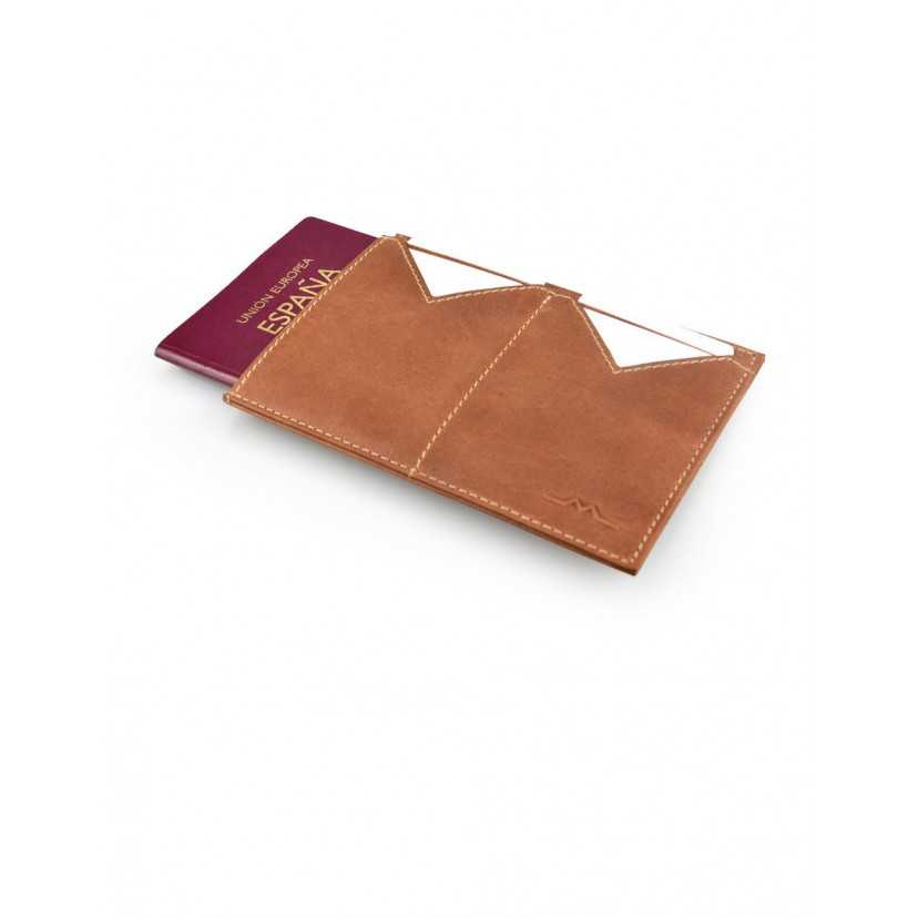 Capa de passaporte masculina em couro havana aberta com compartimentos sobre fundo branco - MONPIEL