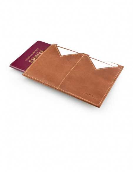 Capa de passaporte masculina em couro havana aberta com compartimentos sobre fundo branco - MONPIEL