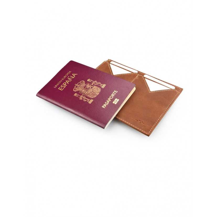 Capa de passaporte masculina em couro havana aberta com detalhe do passaporte em cima sobre fundo branco - MONPIEL