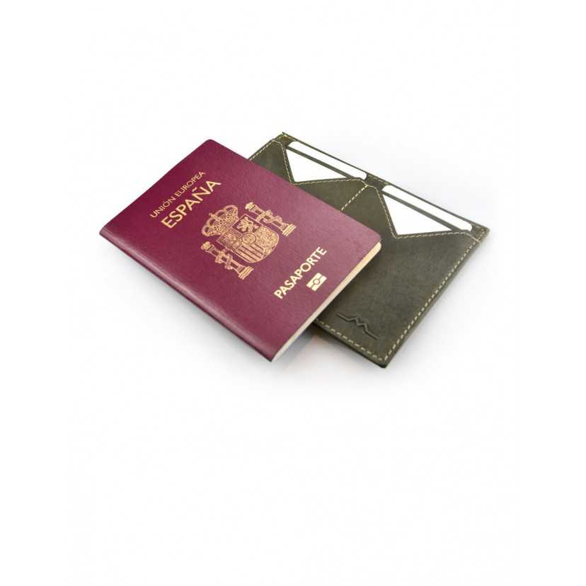 Capa de passaporte masculina em couro verde aberta com detalhe do passaporte em cima sobre fundo branco - MONPIEL