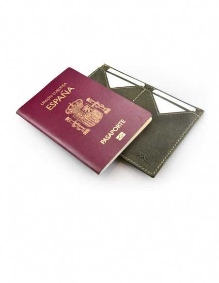 Porte-passeport pour homme en cuir vert ouvert avec le passeport posé dessus sur fond blanc - MONPIEL