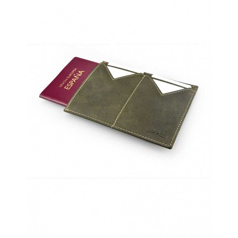 Capa de passaporte masculina em couro verde aberta com compartimentos sobre fundo branco - MONPIEL