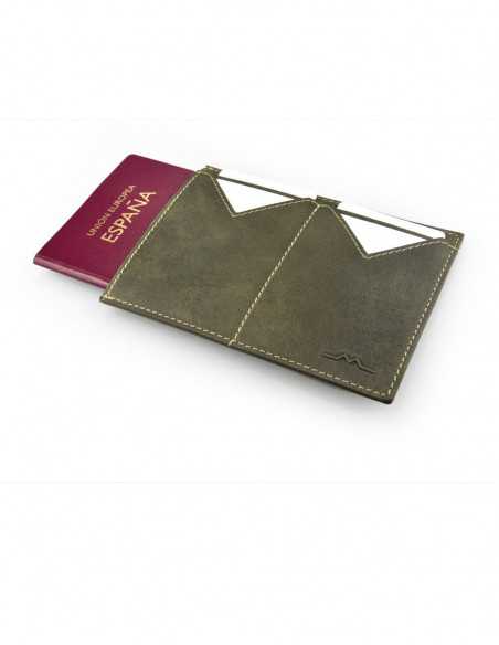 Herren-Passhülle aus grünem Leder, geöffnet mit Steckfächern vor weißem Hintergrund - MONPIEL