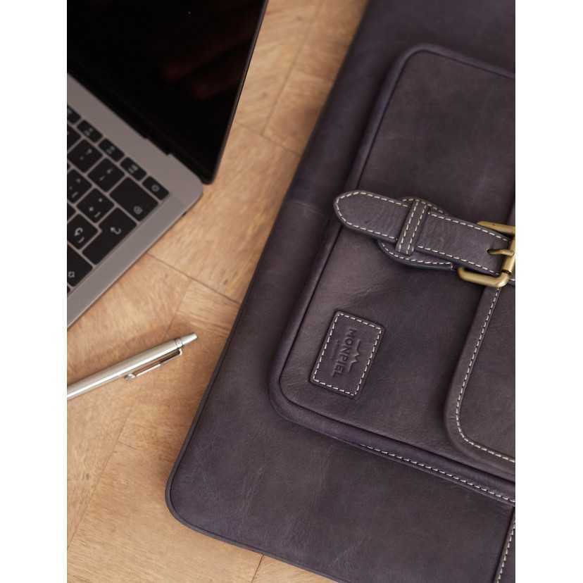 Capa para notebook de couro azul sobre mesa de madeira com notebook ao lado - MONPIEL