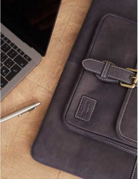 Custodia per laptop in pelle blu su tavolo di legno con computer accanto - MONPIEL