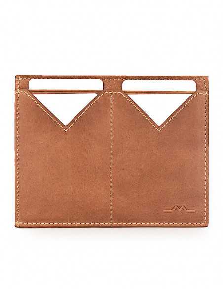Porte-passeport pour homme en cuir havane ouvert avec fentes, vue de face sur fond blanc - MONPIEL