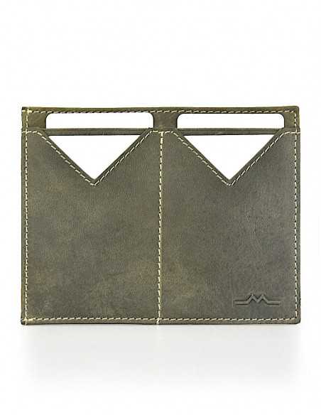 Capa de passaporte masculina em couro verde aberta, vista frontal sobre fundo branco - MONPIEL