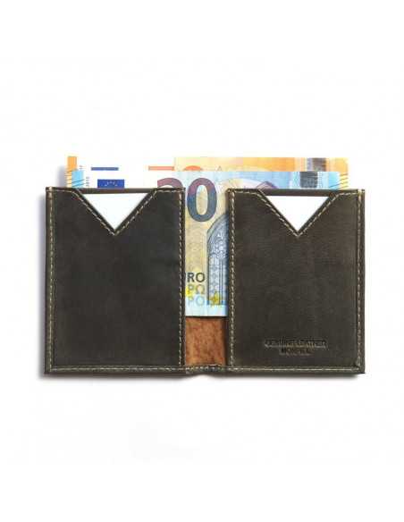 Interior de cartera de piel verde para hombre con ranuras abierta sobre fondo blanco - MONPIEL