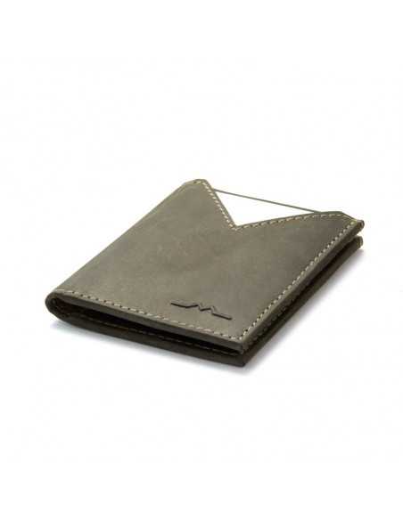 Cartera de hombre pequeña de piel en color verde con vista en perspectiva sobre fondo blanco - MONPIEL