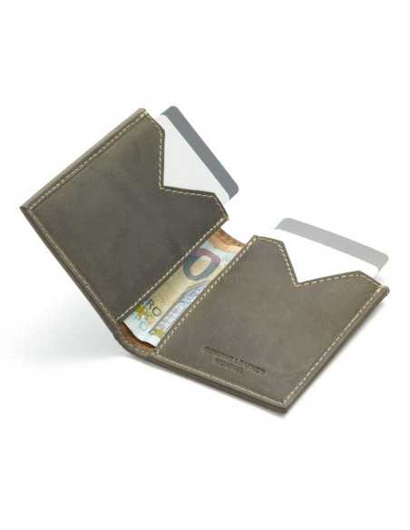 Portefeuille pour homme en cuir vert ouvert avec fentes pour cartes sur fond blanc - MONPIEL