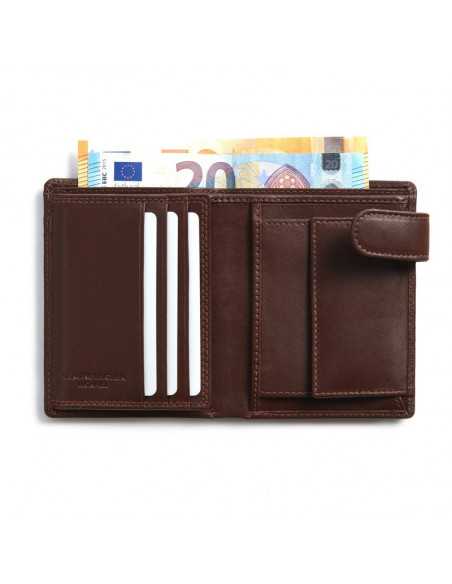 Portafoglio in pelle marrone con bottone a pressione e portamonete, aperto con dettaglio di slot e scomparto per banco - MONPIEL Portafoglio in pelle marrone con bottone a pressione e portamonete, aperto con dettaglio di slot e scomparto per banco - MONPIEL