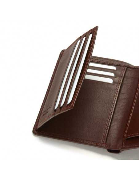 Portafoglio in pelle marrone con bottone a pressione e portamonete, dettaglio ampliato delle slot su sfondo bianco - MONPIEL Portafoglio in pelle marrone con bottone a pressione e portamonete, dettaglio ampliato delle slot su sfondo bianco - MONPIEL