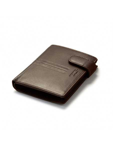 Braune Lederbrieftasche mit Druckknopf und Münzfach, Perspektivansicht vor weißem Hintergrund - MONPIEL