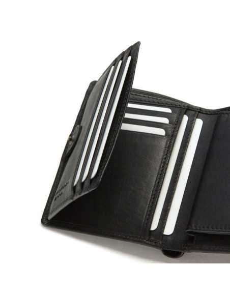 Schwarze Lederbrieftasche mit innerem Druckknopf, Nahaufnahme der Steckfächer vor weißem Hintergrund - MONPIEL