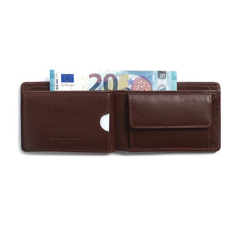 Petit portefeuille américain en cuir marron, ouvert avec détail des fentes et d’un billet sur fond blanc - MONPIEL