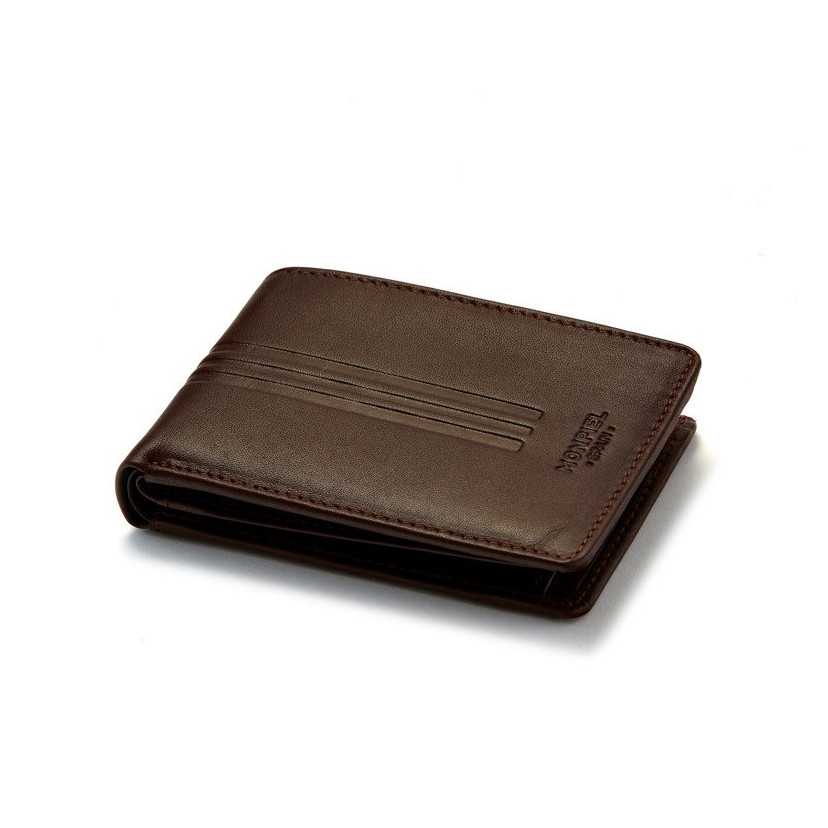 Kleine amerikanische braune Lederbrieftasche, Perspektivansicht vor weißem Hintergrund - MONPIEL