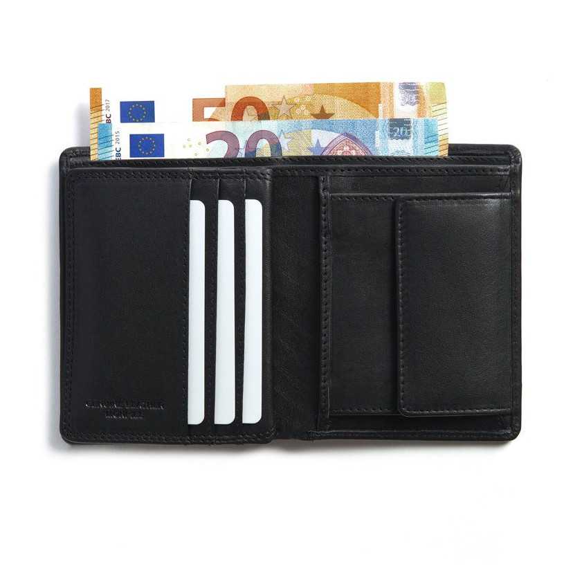 Carteira de couro preta com costura dupla, aberta com compartimentos para cartões, notas e porta-moedas sobre fundo br - MONPIEL