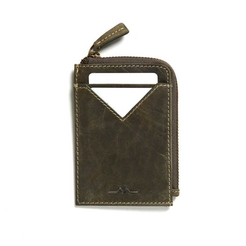 Porta-cartões masculino de couro verde com zíper, vista frontal sobre fundo branco - MONPIEL