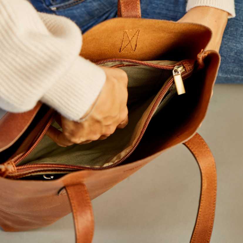Bolsa shopper em couro com detalhe interno, zíper aberto - MONPIEL