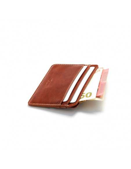 Tarjetero de piel mini en color habana con detalle ranuras para tarjetas y billete sobre fondo blanco - MONPIEL Tarjetero de piel mini en color habana con detalle ranuras para tarjetas y billete sobre fondo blanco - MONPIEL