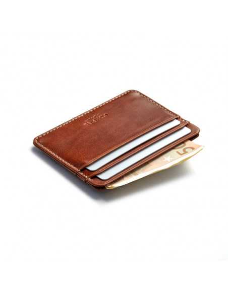 Mini porte-cartes en cuir havane avec fentes pour cartes sur fond blanc - MONPIEL