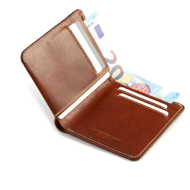 Kleine Herrenledergeldbörse in Habana-Farbe mit Geldscheinfach, Vorderansicht vor weißem Hintergrund - MONPIEL 2