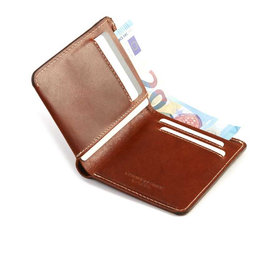 Carteira masculina pequena de couro havana com compartimento para cédulas, detalhe interno dos compartimentos sobre fu - MONPIEL