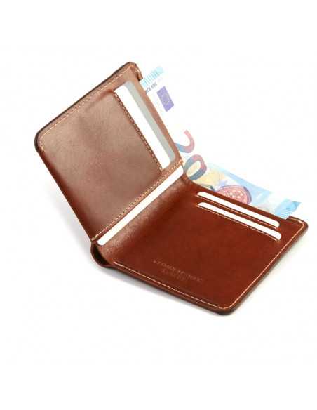 Petit portefeuille homme en cuir havane avec compartiment à billets, détail intérieur des fentes sur fond blanc - MONPIEL Petit portefeuille homme en cuir havane avec compartiment à billets, détail intérieur des fentes sur fond blanc - MONPIEL