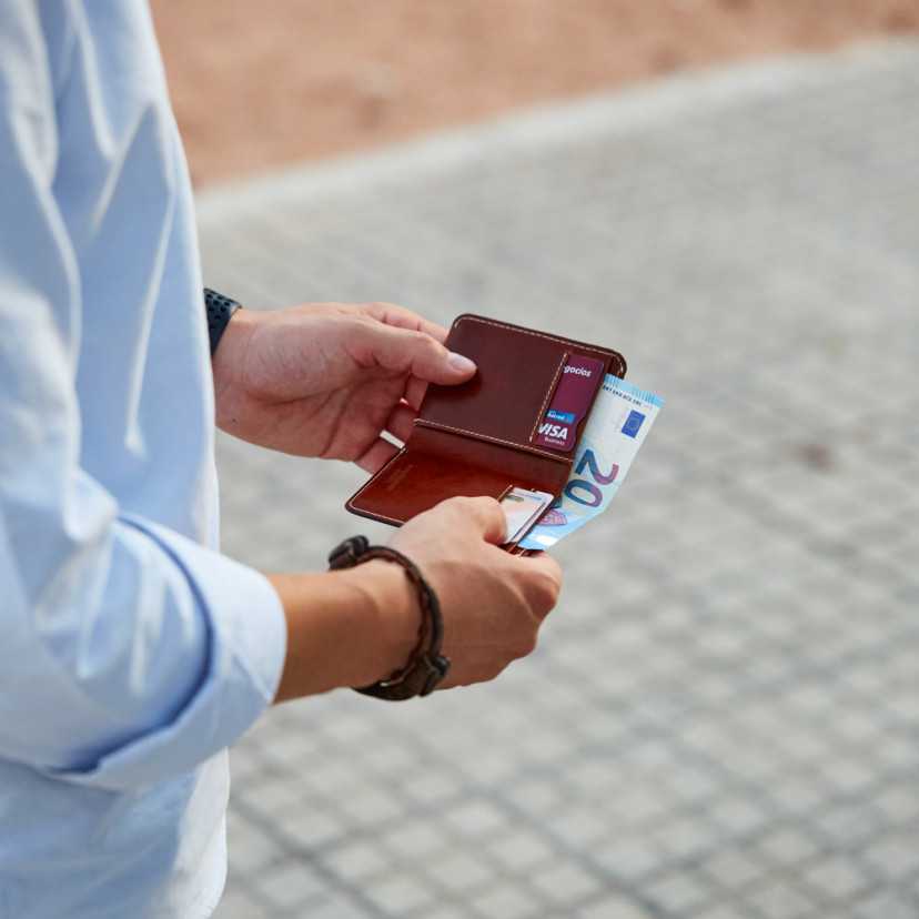 Carteira masculina pequena de couro havana com compartimento para cédulas, foto externa aberta com detalhe de tamanho - MONPIEL