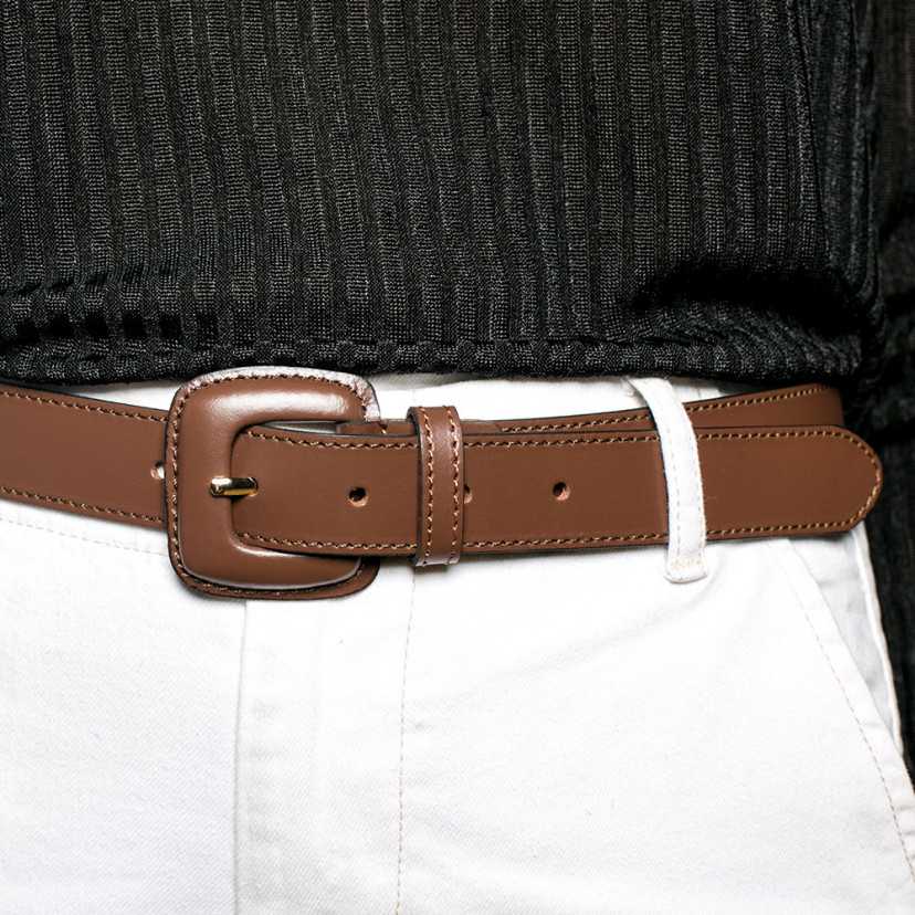 Women’s brown leather belt with covered buckle, worn at the waist over white pants - MONPIEL