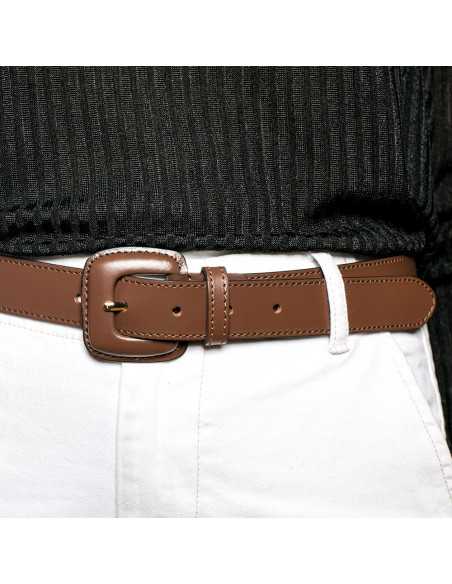 Cinturón de cuero mujer hebilla forrada en color marrón puesto en la cintura sobre pantalón blanco - MONPIEL