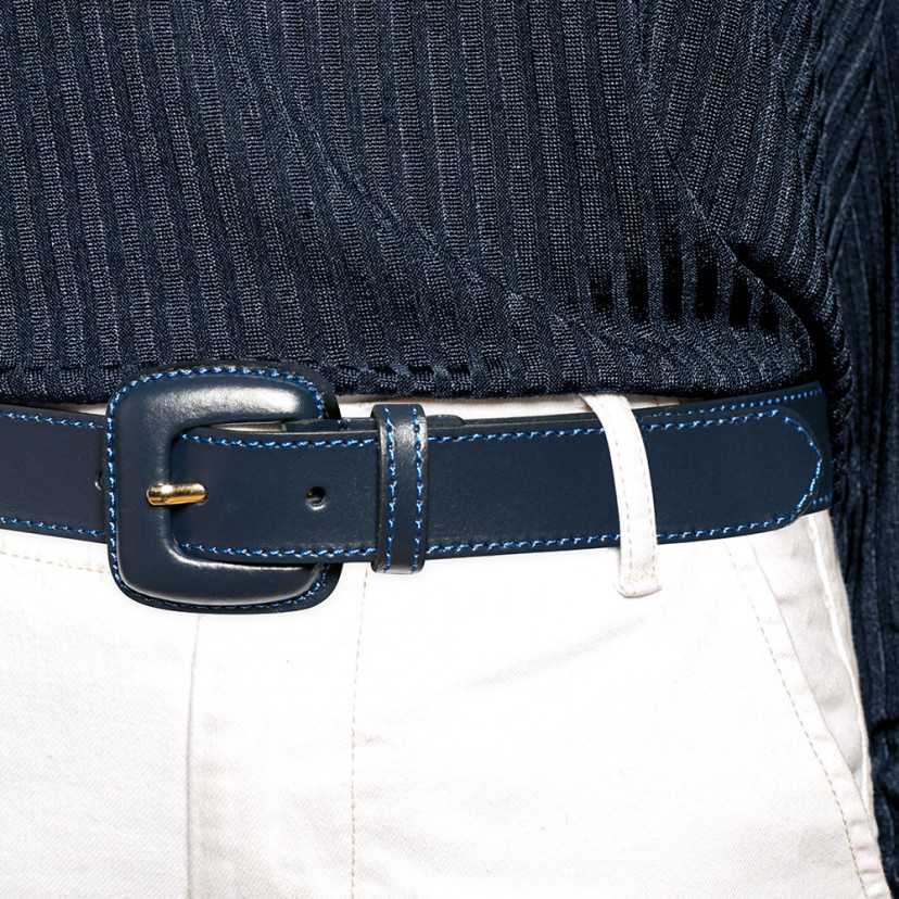 Women’s navy leather belt with covered buckle, worn at the waist over white pants - MONPIEL