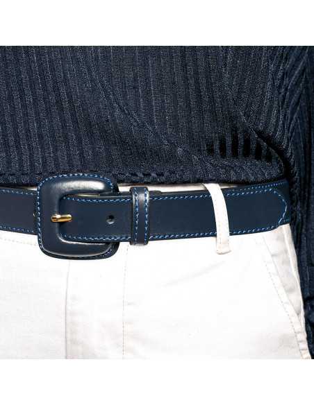 Women’s navy leather belt with covered buckle, worn at the waist over white pants - MONPIEL Women’s navy leather belt with covered buckle, worn at the waist over white pants - MONPIEL