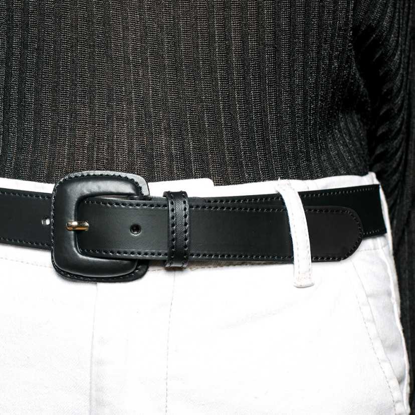 Women’s black leather belt with covered buckle, worn at the waist over white pants - MONPIEL