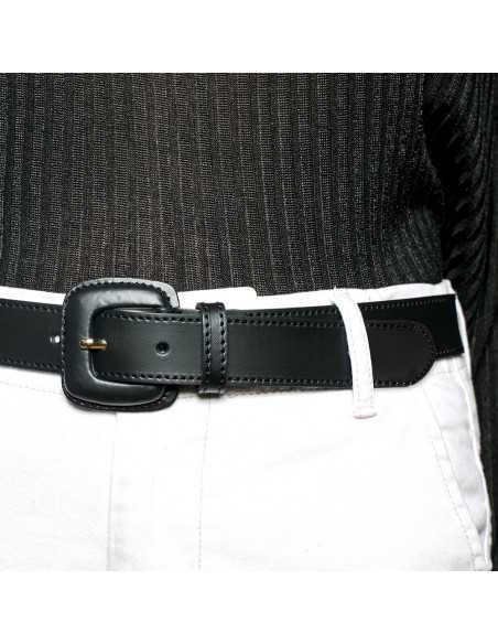 Black leather women’s belt with covered buckle worn at the waist over white pants - MONPIEL Black leather women’s belt with covered buckle worn at the waist over white pants - MONPIEL