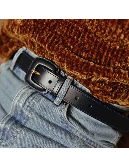 Cintura da donna in pelle blu navy con fibbia rivestita indossata in vita sopra un pantalone di jeans - MONPIEL