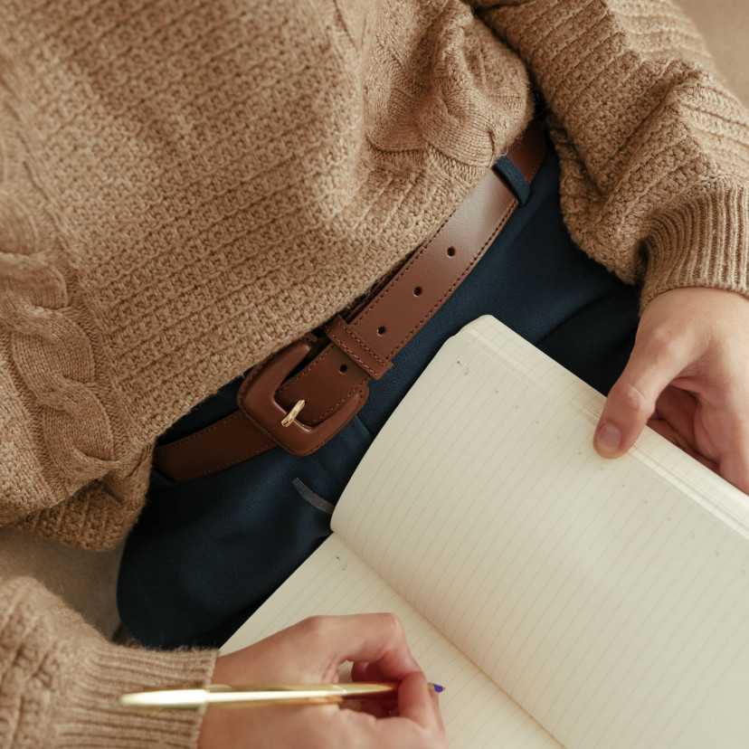 Women’s brown leather belt with covered buckle, notebook detail - MONPIEL
