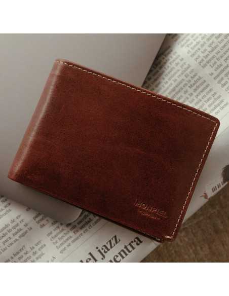 Portefeuille homme en cuir havane, vue de face sur ordinateur portable et journal - MONPIEL Portefeuille homme en cuir havane, vue de face sur ordinateur portable et journal - MONPIEL