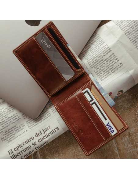 Portefeuille homme en cuir havane, ouvert avec détail des fentes sur ordinateur portable et journal - MONPIEL Portefeuille homme en cuir havane, ouvert avec détail des fentes sur ordinateur portable et journal - MONPIEL