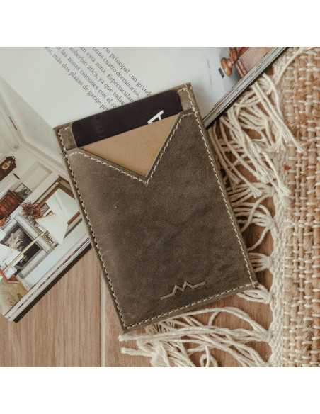 Porte-cartes pour homme en cuir vert, vue de face légèrement inclinée sur une table en bois - MONPIEL