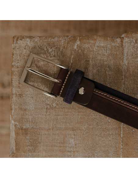 Ceinture en cuir vaquetilla et suède de couleur bleu marine avec détail de la boucle, posée sur une table - MONPIEL